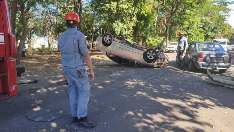 mulher-perde-controle-de-veiculo-durante-discussao-e-carro-capota-no-art-ville,-em-birigui