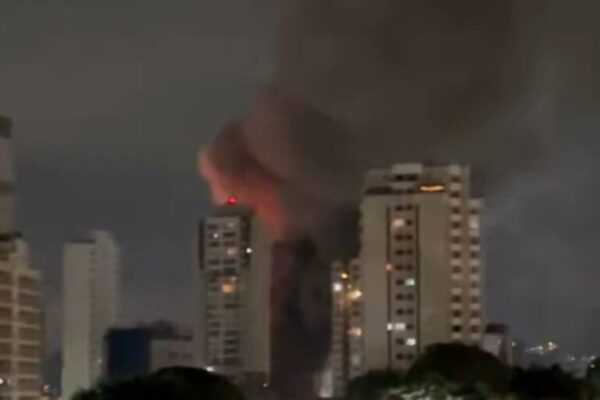 Incêndio de grandes proporções atinge galpões na Lapa, em São Paulo incendio-de-grandes-proporcoes-atinge-galpoes-na-lapa,-em-sao-paulo
