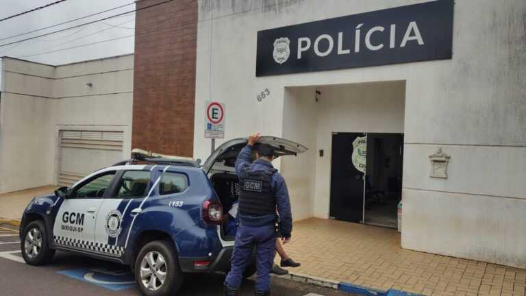 Homem é detido depois de tentar furtar telhas e fugir da GCM por vários bairros de Birigui homem-e-preso-apos-tentar-furtar-telhas-e-fugir-da-gcm-por-diversos-bairros-de-birigui