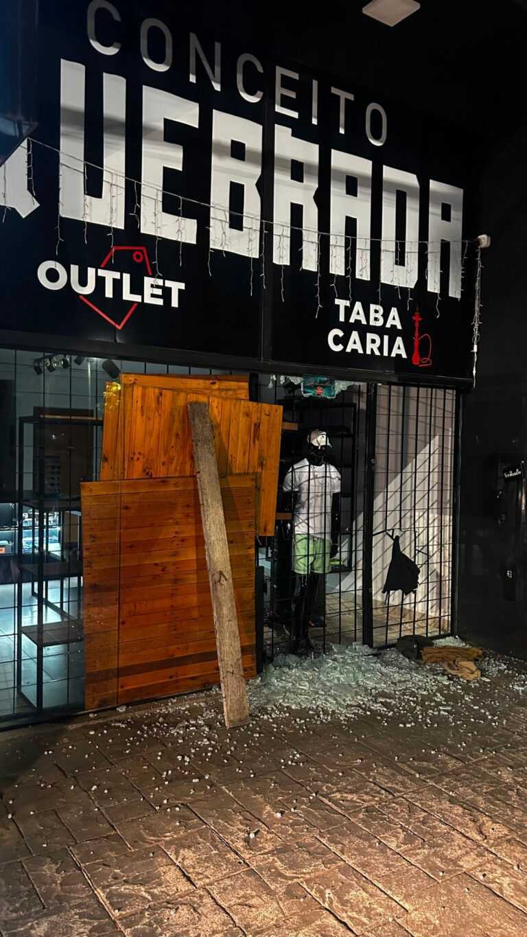 criminosos-quebram-vitrine-e-furtam-loja-de-roupas-e-tabacaria-na-avenida-das-rosas-em-birigui