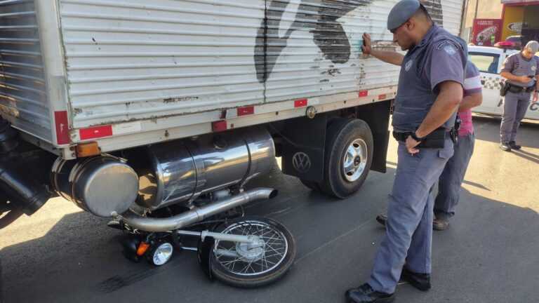 motociclista-de-18-anos-sofre-fraturas-nas-duas-pernas-apos-colisao-com-caminhao-em-birigui