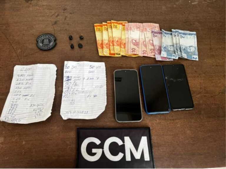 Homem de 43 anos é detido através da GCM com drogas, dinheiro e anotações suspeitas em Birigui homem-de-43-anos-e-detido-pela-gcm-com-drogas,-dinheiro-e-anotacoes-suspeitas-em-birigui